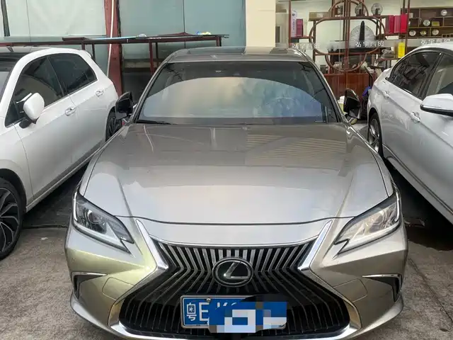Lexus ES 2019