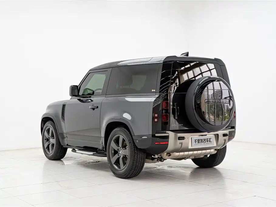 Land Rover Defender 2023 Model 90 2.0T P300 X-DYNAMIC HSE фото 4