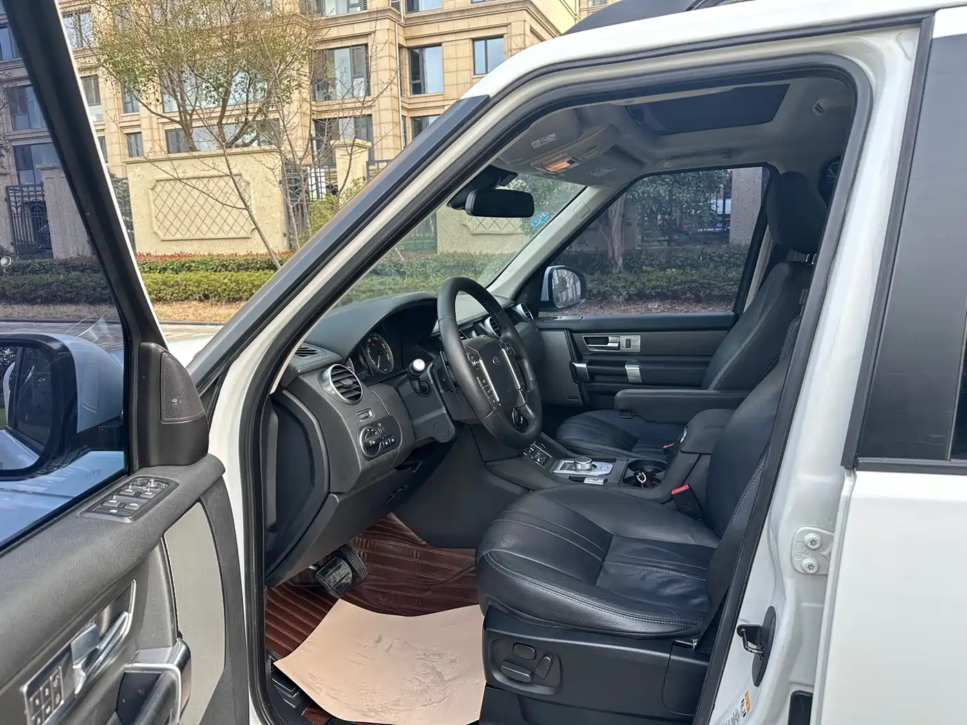 Land Rover Discovery 2015 3.0 SC V6 SE фото 8
