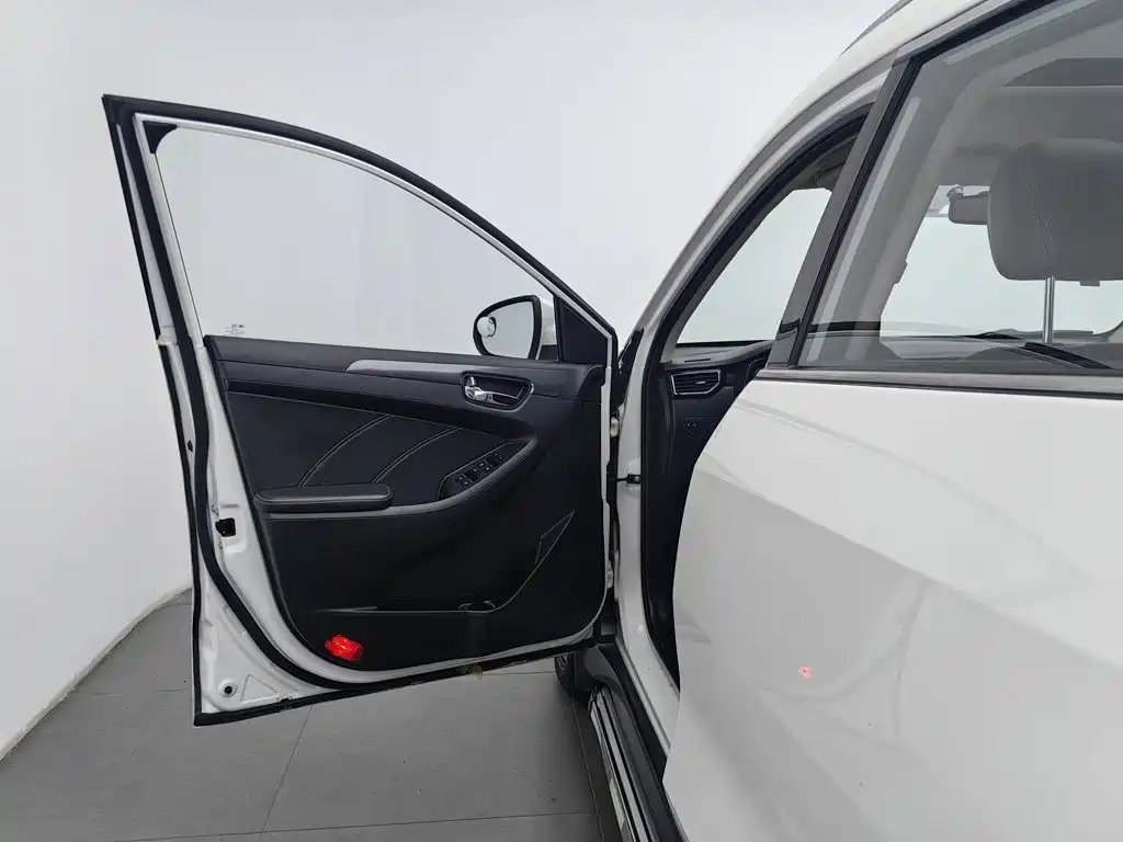 Dongfeng Fengguang Fengguang 580 2016 2016 Facelift 1.5T CVT Comfort