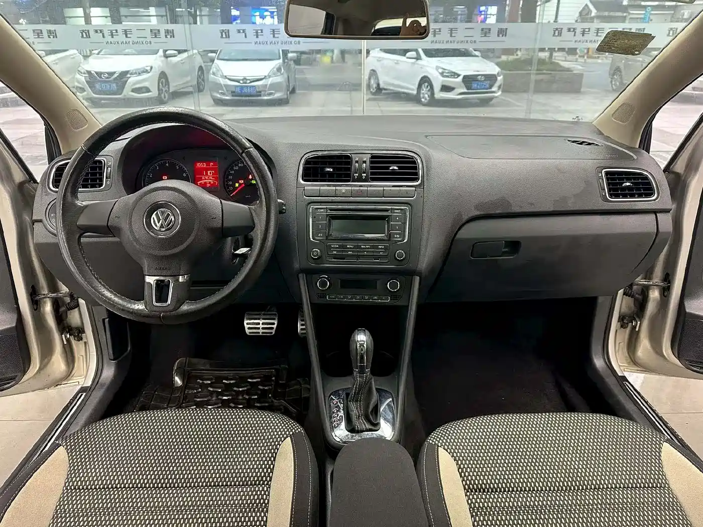 Volkswagen Polo 2012 1.6L Cross Polo AT фото 5
