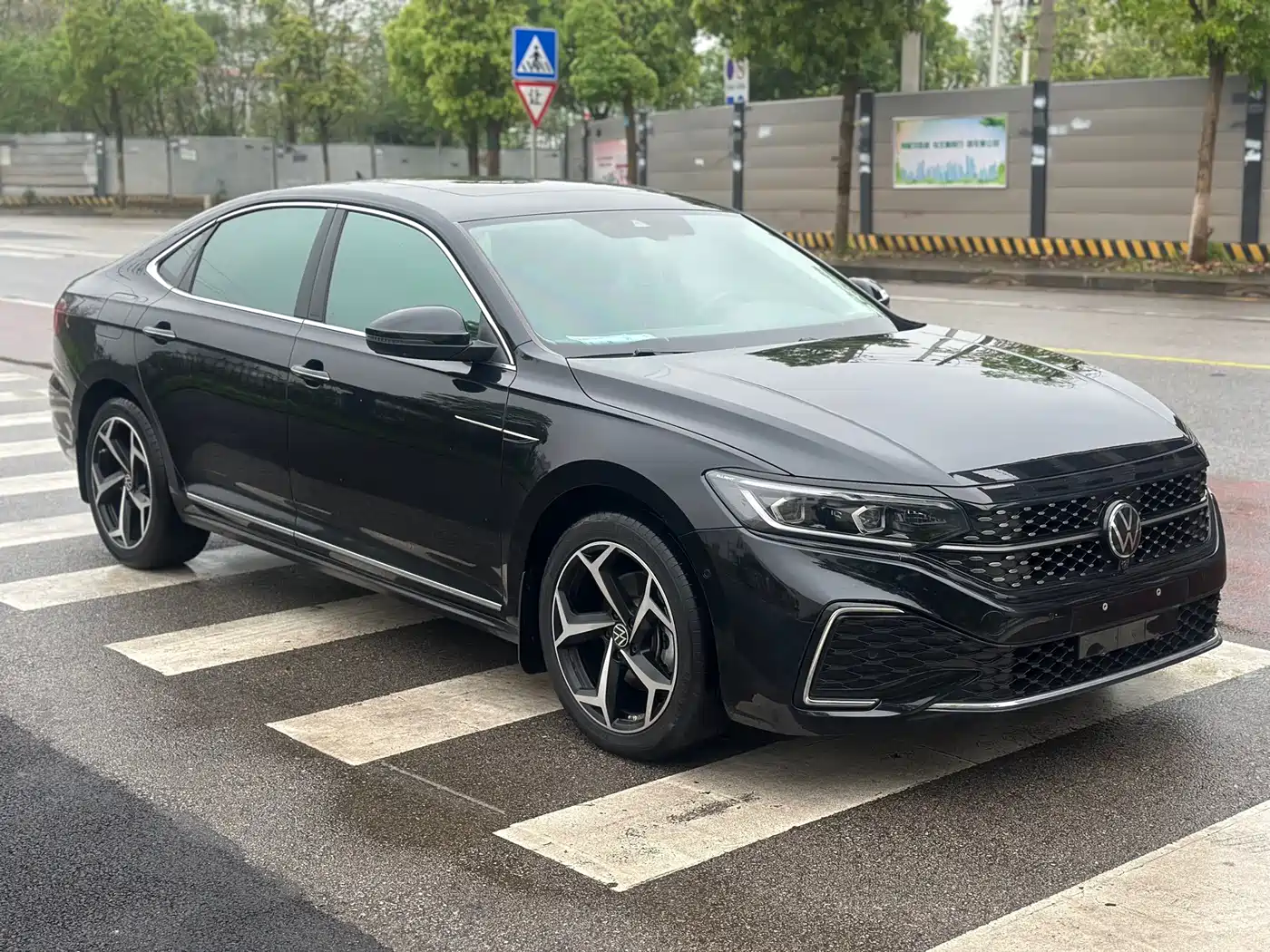 Volkswagen Passat 2023 330TSI Starlight Luxury Edition фото 3