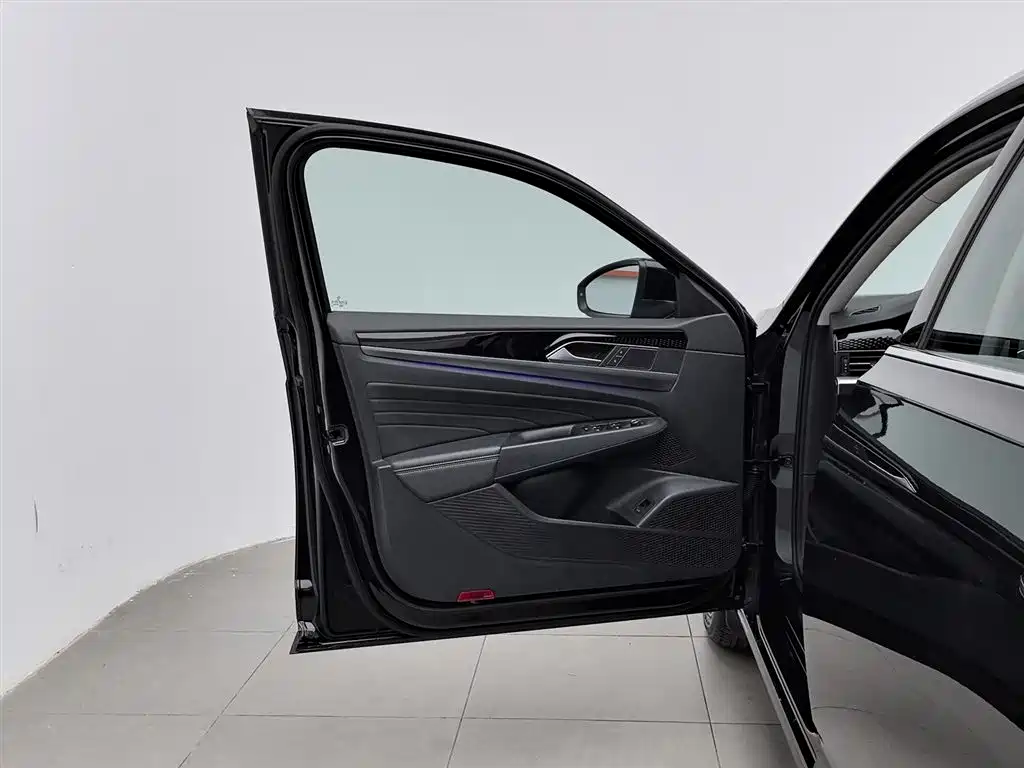 Volkswagen Passat 2024 380TSI Luxury фото 8