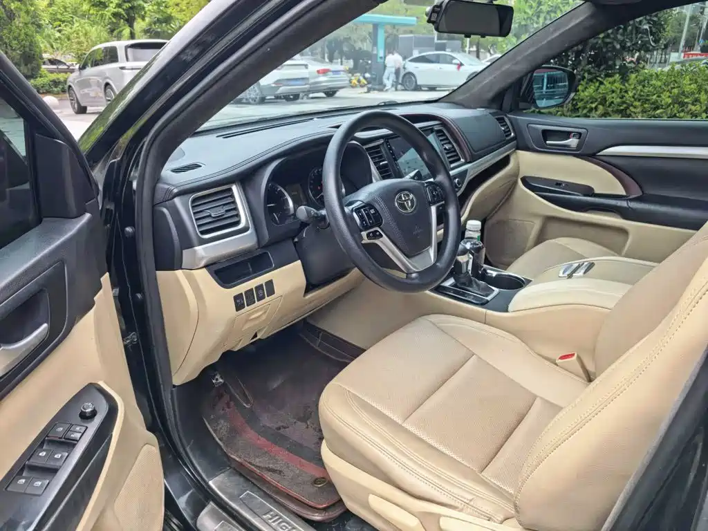 Photo 3 - Toyota Highlander