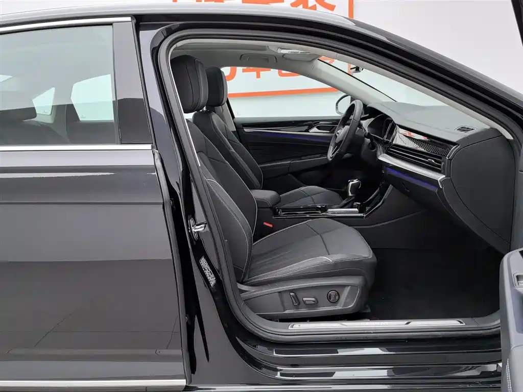 Volkswagen Passat 2024 380TSI Luxury фото 23