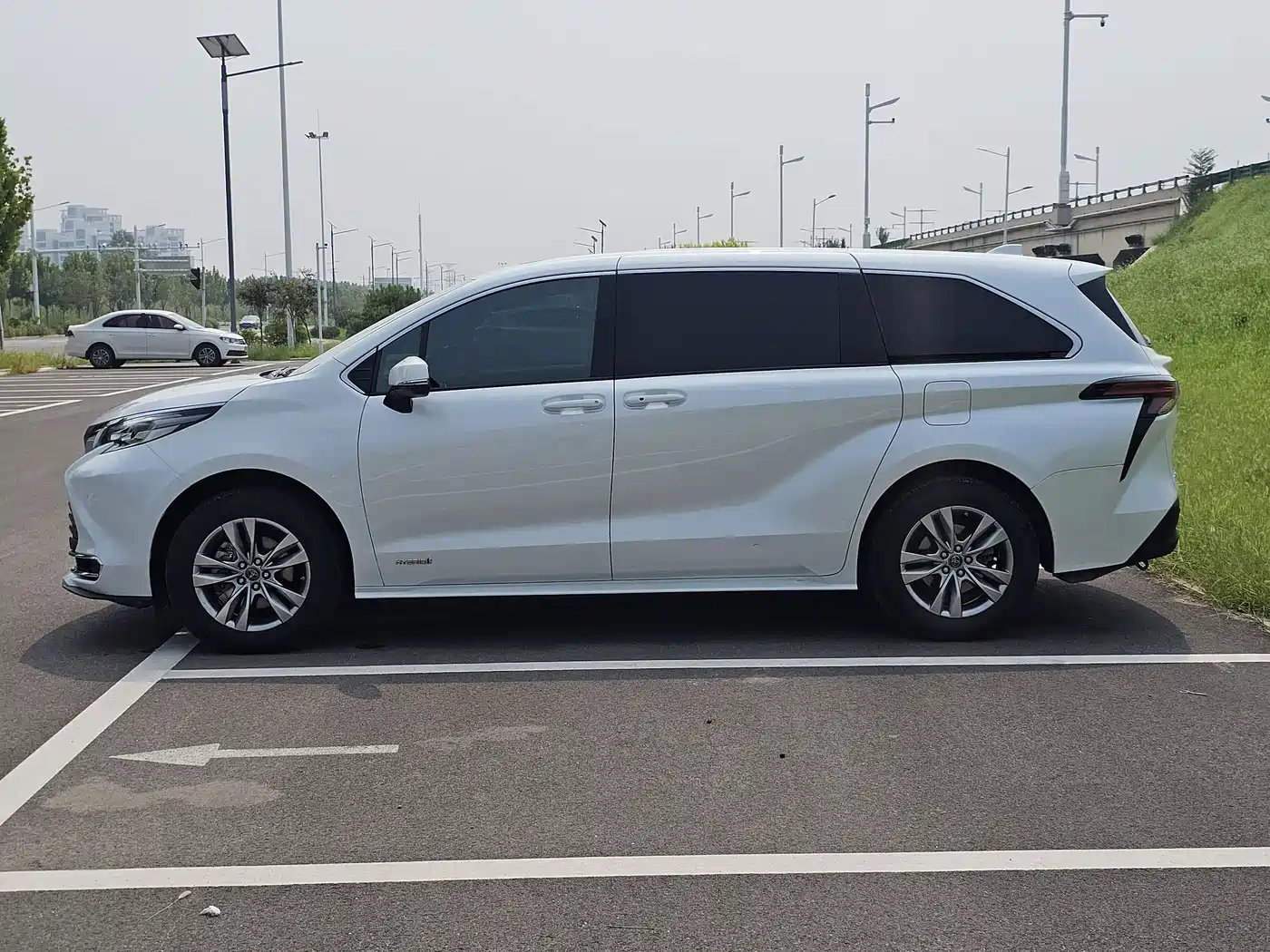 Фото 9 - Toyota Sienna