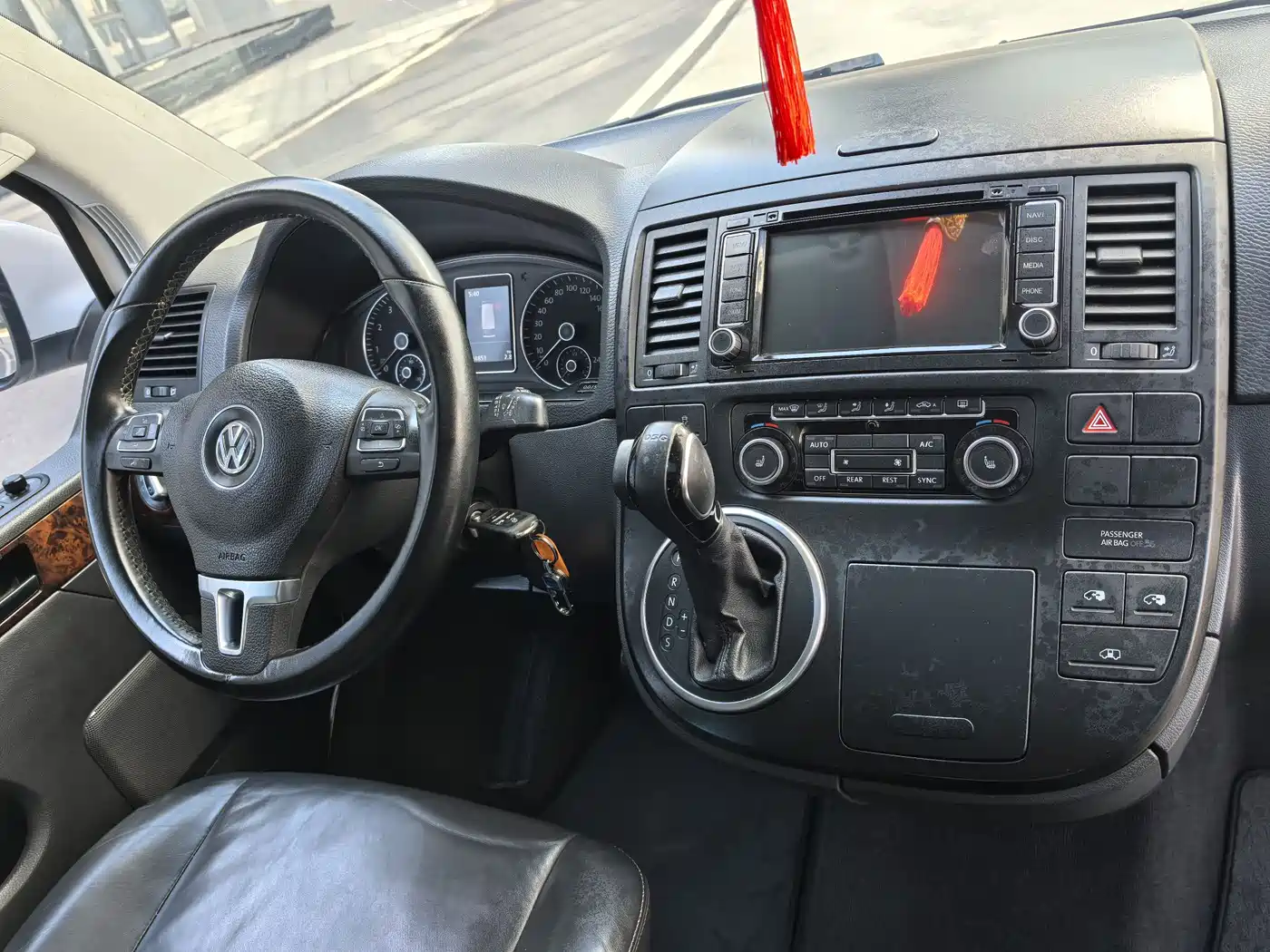 Volkswagen Multivan 2016 2.0TSI 2WD 66th Anniversary Edition фото 14