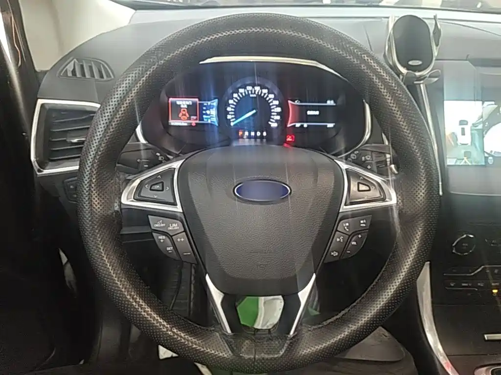 Фото 11 - Ford Edge