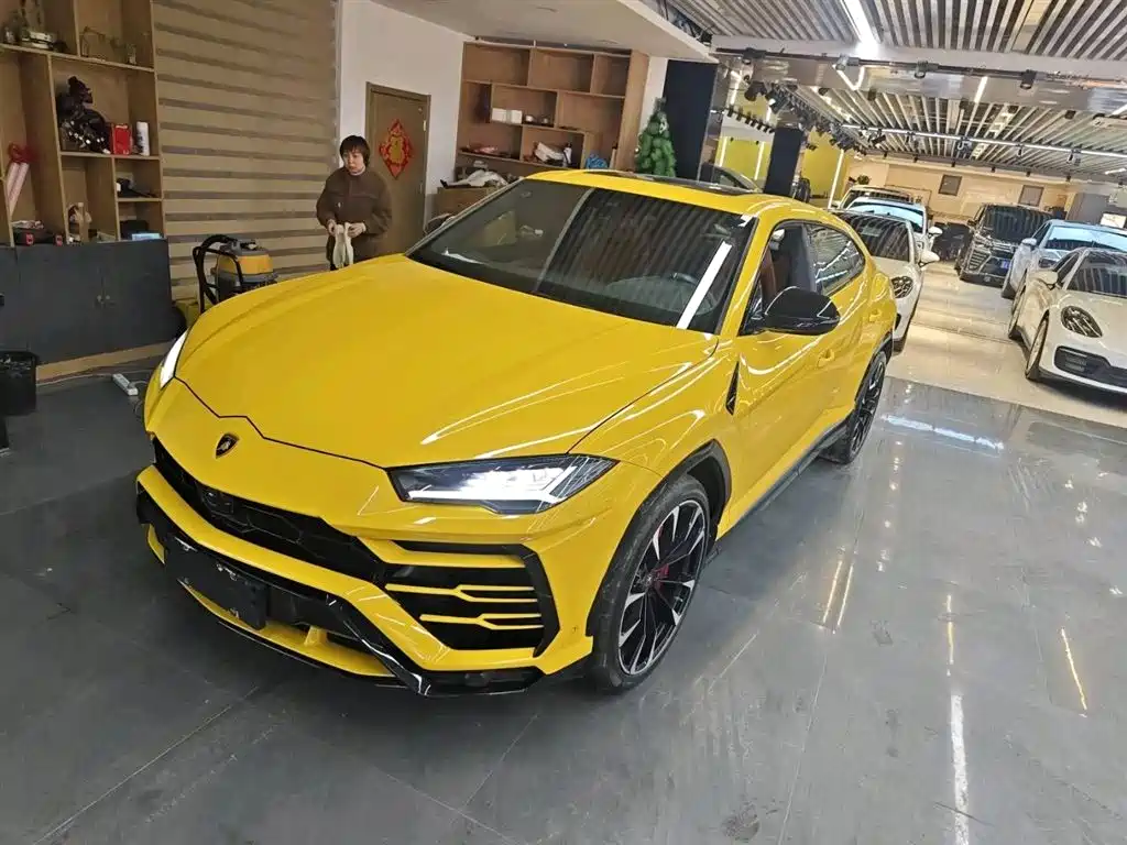 LAMBORGHINI URUS