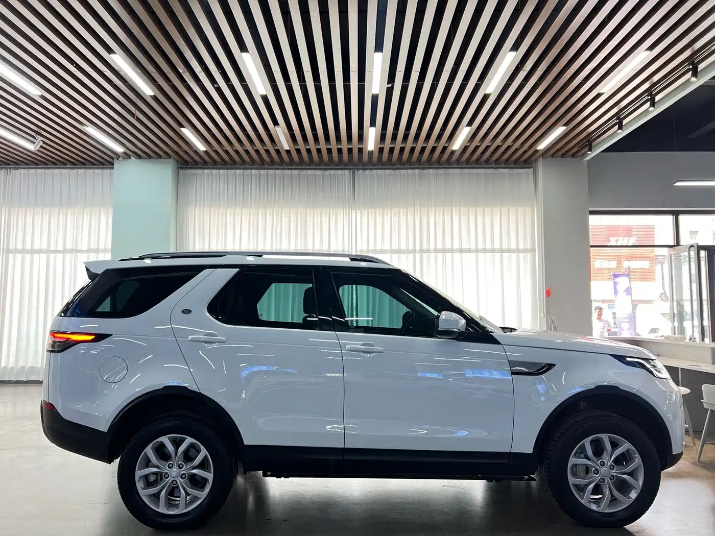 Land Rover Discovery 2019 3.0 SC V6 SE фото 17