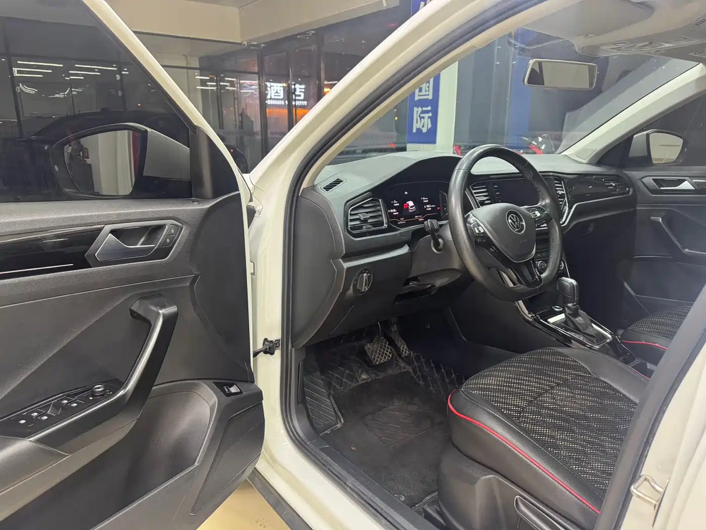 VOLKSWAGEN T ROC EXPLORING SONGS