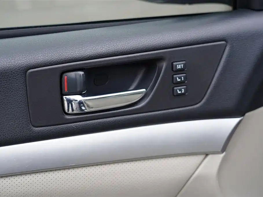 Subaru Legacy 2010 Model 2.0i Luxury фото 29
