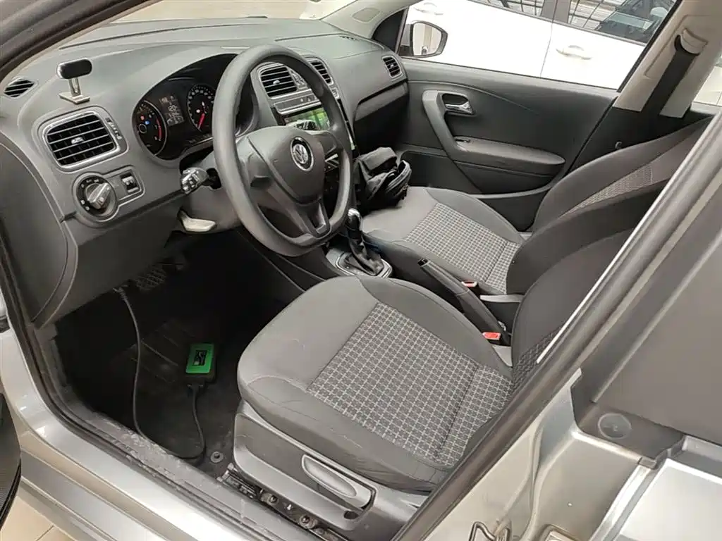 Volkswagen Polo 2014 1.4L Automatic Comfort Edition фото 15