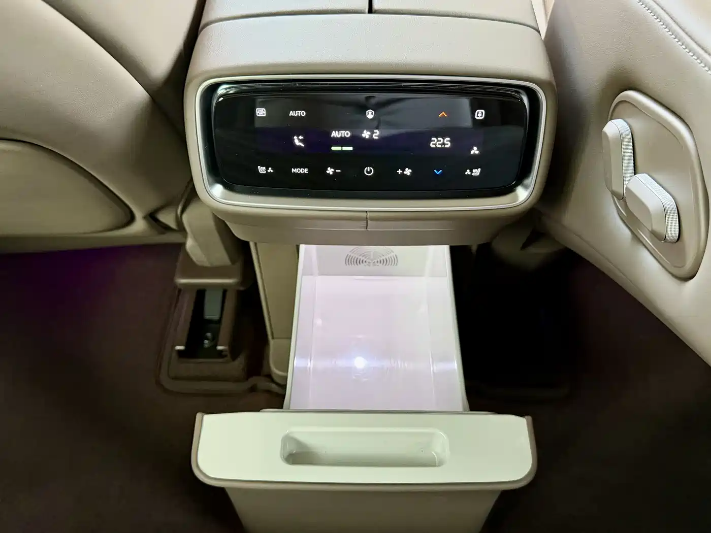 AITO Wenjie AITO M9 2024 Extended Range Max 52kWh 5-Seater фото 9