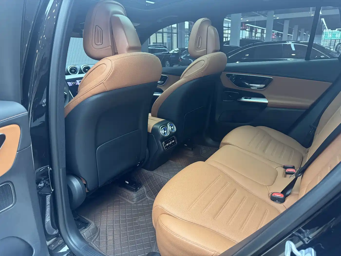 Mercedes-Benz GLC 2025 Model Year GLC 260 L 4MATIC Luxury фото 12