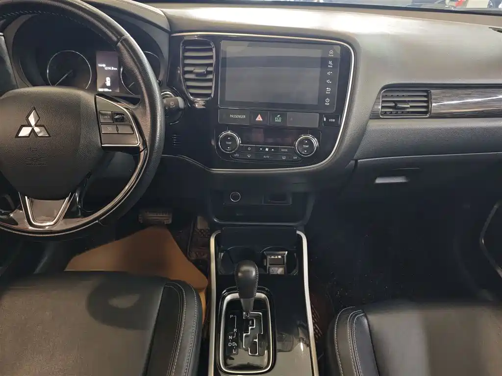 MITSUBISHI OUTLANDER
