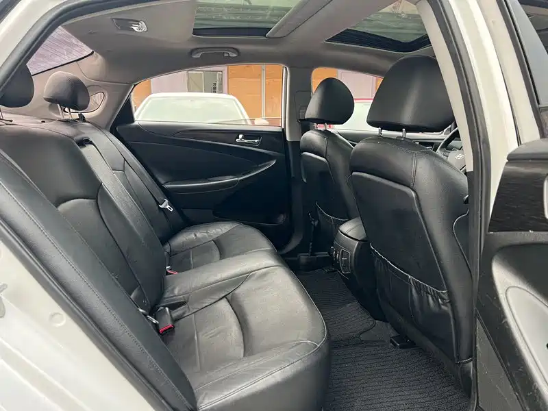 Hyundai Sonata 2011 2.0L Auto Supreme Edition фото 8