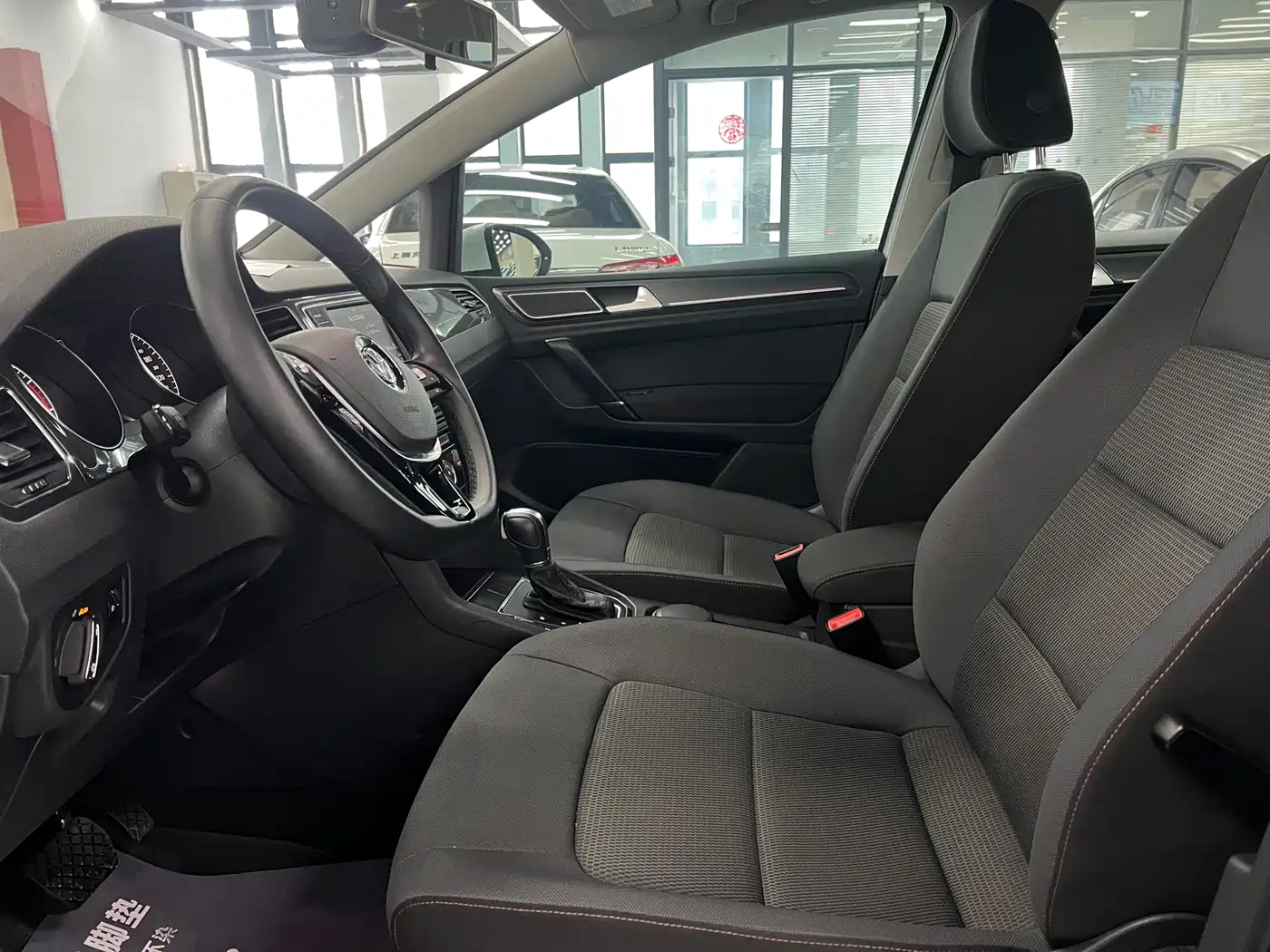 Volkswagen Golf Sportsvan 2016 230TSI Automatic Progressive фото 6