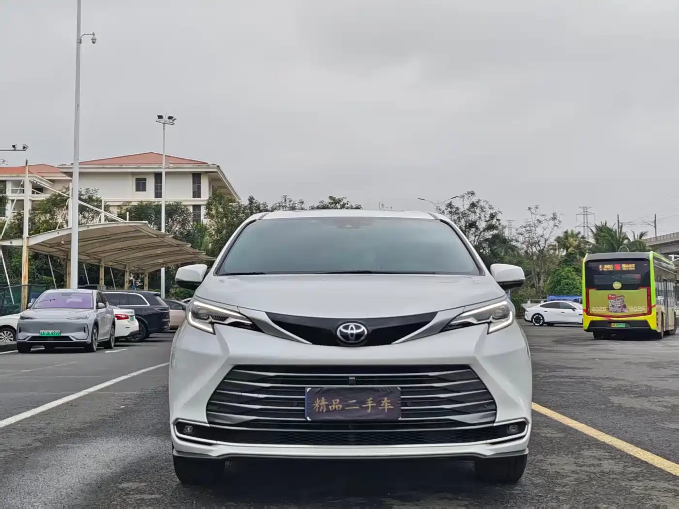 Toyota Sienna 2024 2.5L Hybrid 4WD Premium Edition фото 2