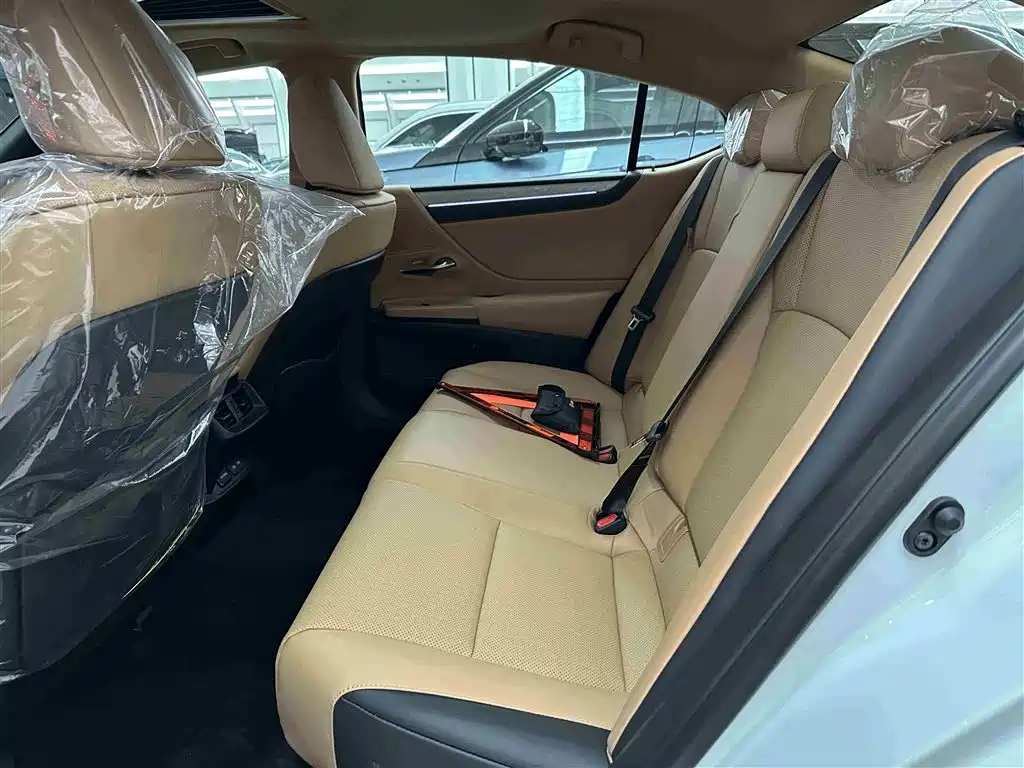 Lexus ES 2025 200 Ultimate Edition фото 9