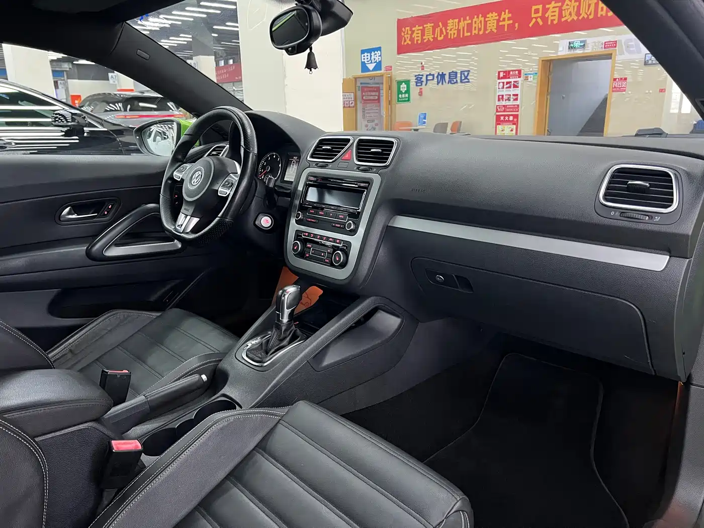 Volkswagen Scirocco 2011 2.0TSI Luxury фото 5