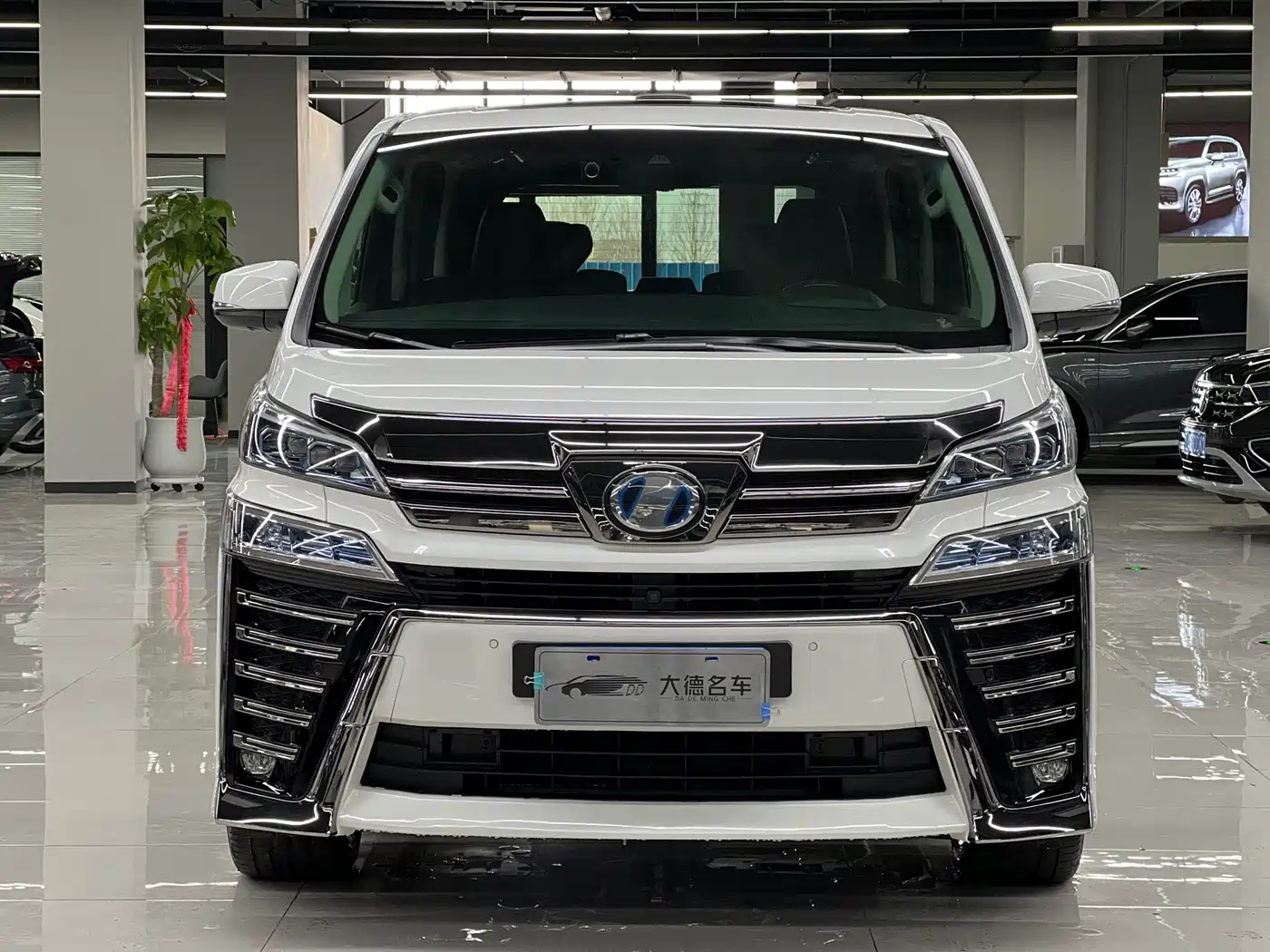 Toyota Vellfire 2021 Crown Hybrid 2.5L HV Luxury Edition фото 2