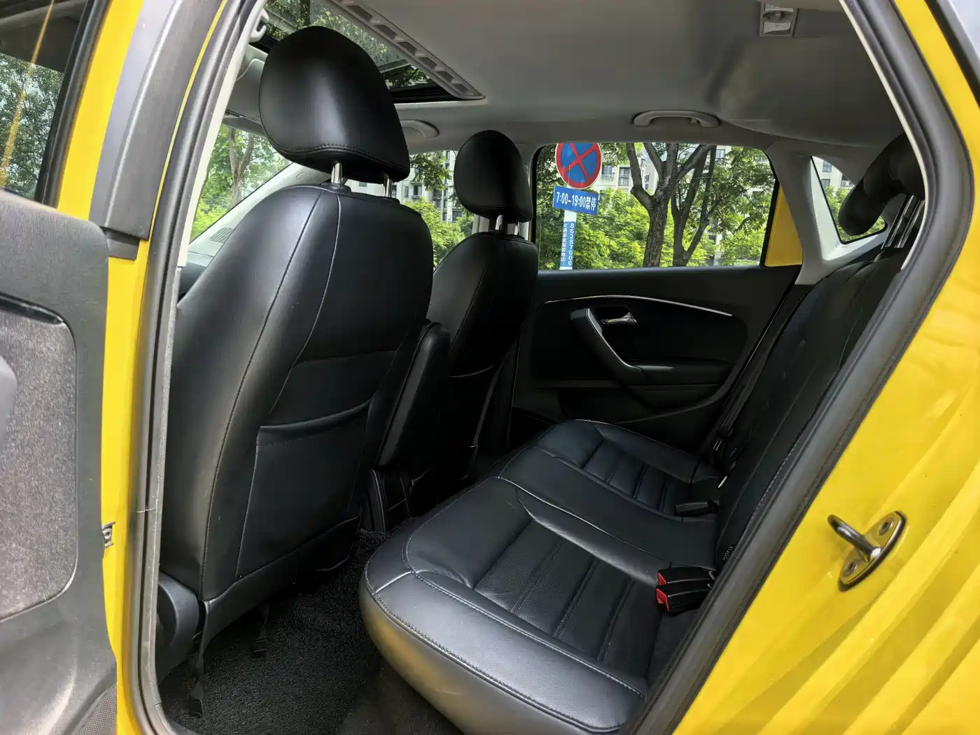 Volkswagen Polo 2014 1.6L Automatic Luxury Edition фото 5