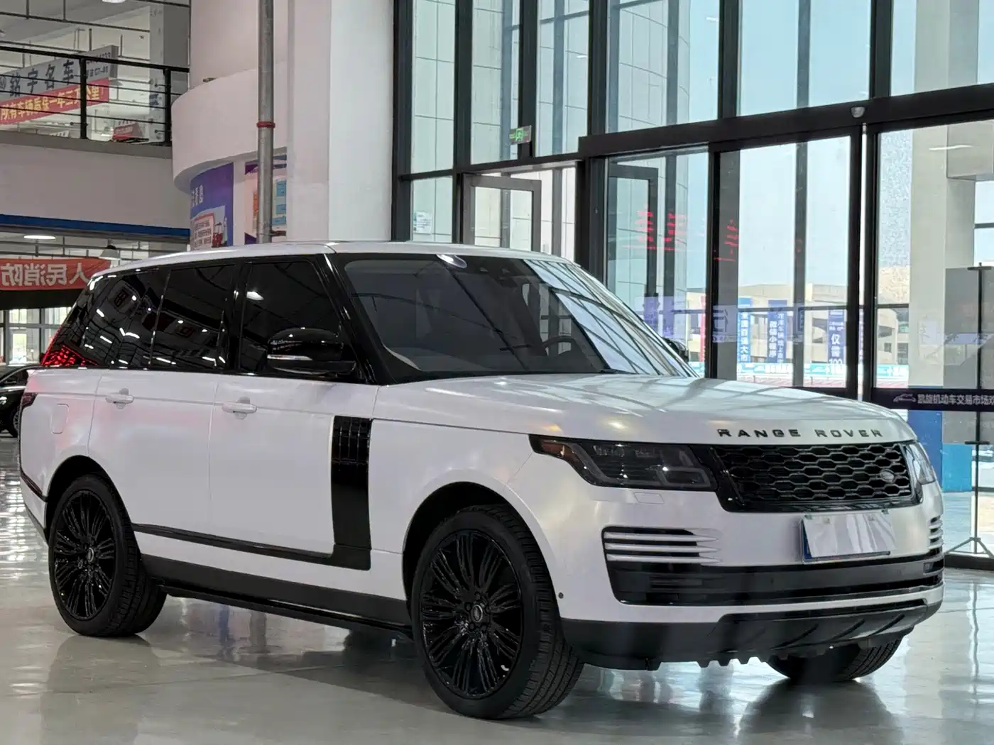 Land Rover Range Rover 2019 3.0 SCV6 Heritage Edition фото 2