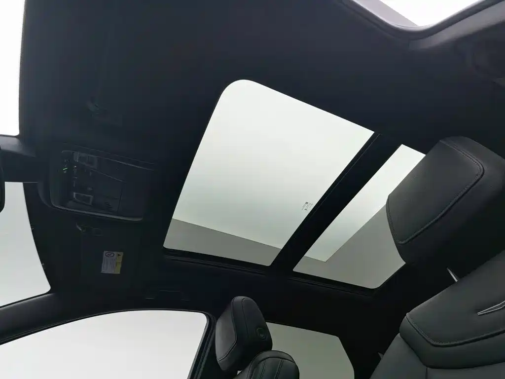 Photo 14 - Cadillac XT5