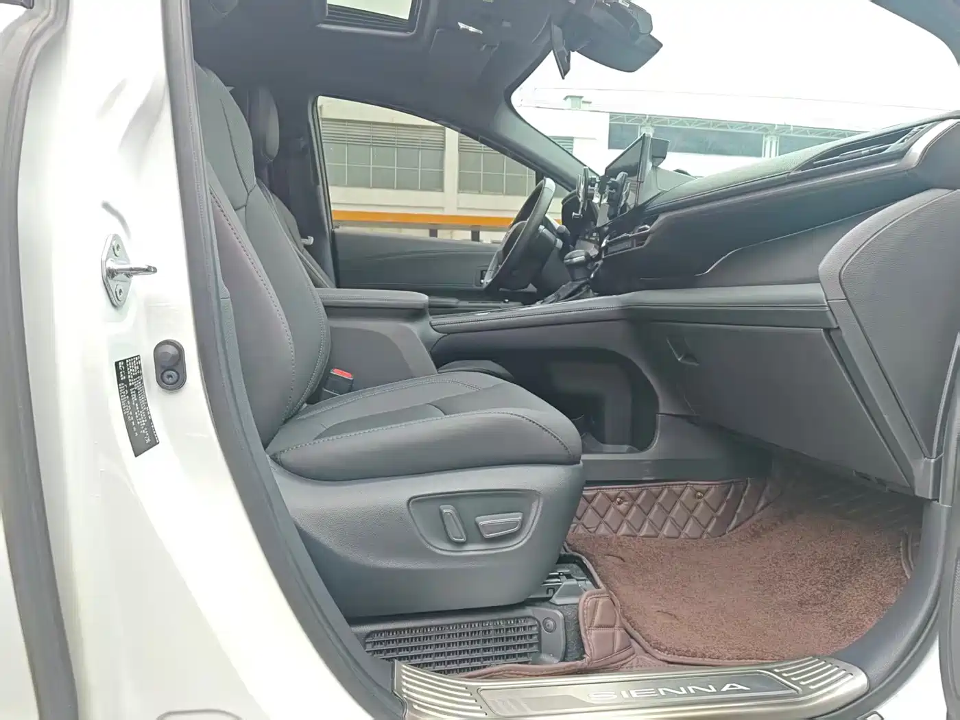 Toyota Sienna 2024 2.5L Hybrid 4WD Premium Edition фото 12