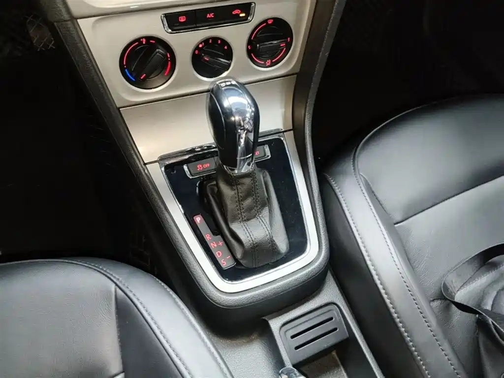 Volkswagen Lavida 2013 Facelift 1.4TSI DSG Comfort фото 14