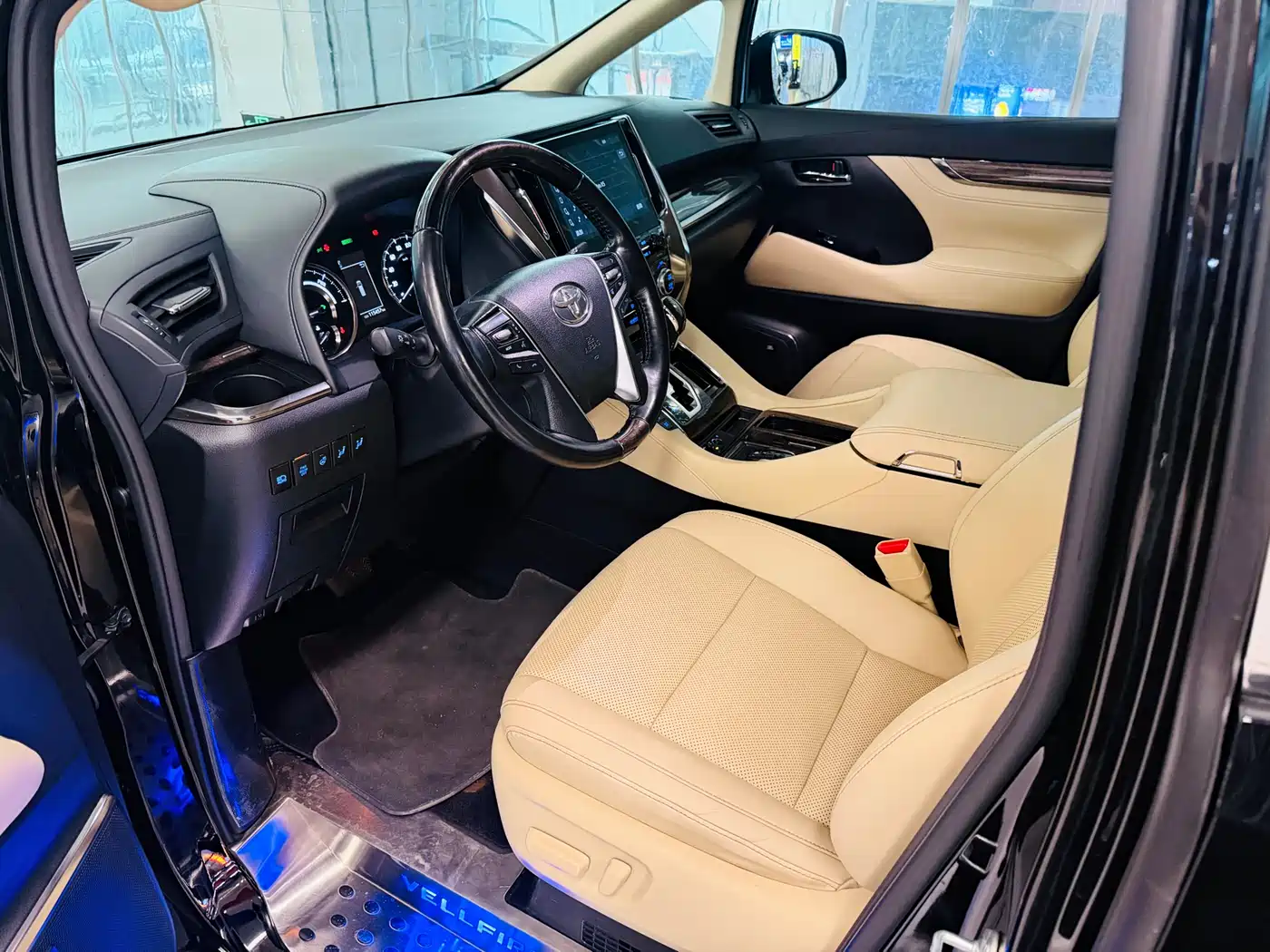 Toyota Vellfire 2021 Crown Hybrid 2.5L HV Premium Edition фото 4