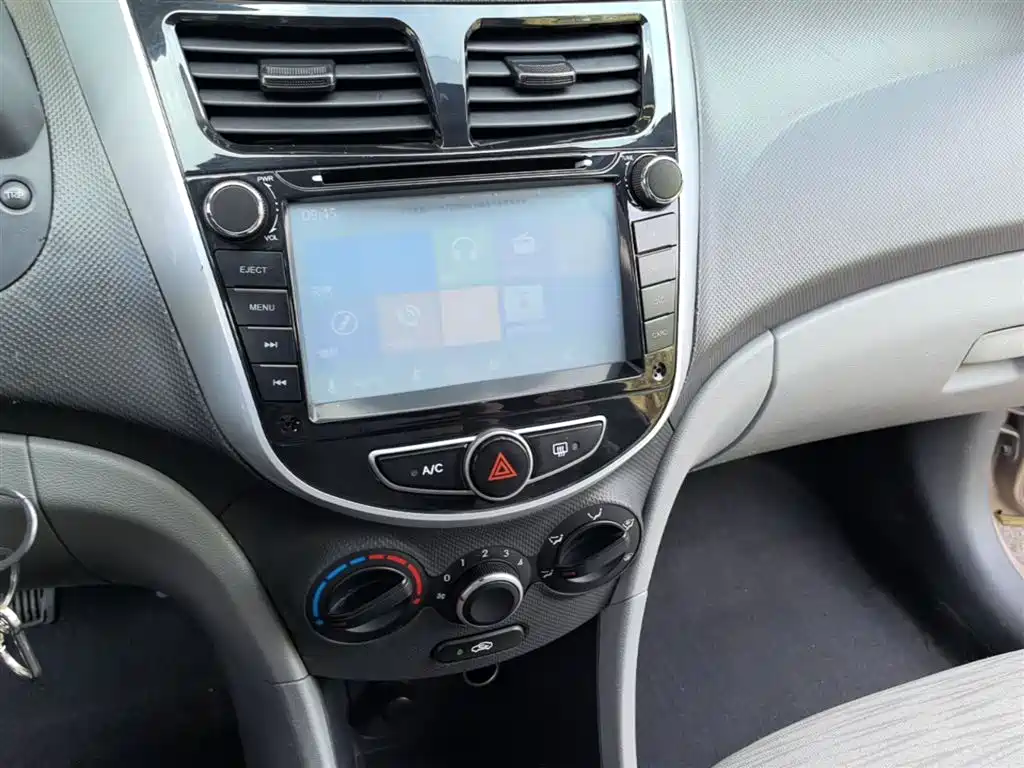 Hyundai Verna 2014 1.4L Automatic Smart GLS фото 13
