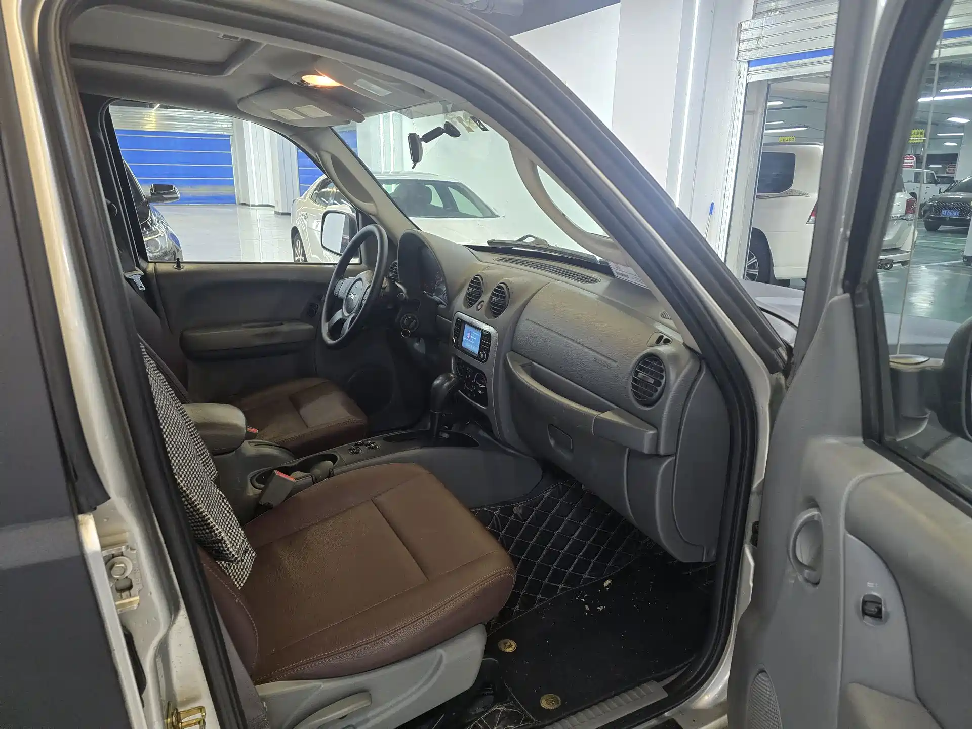 Фото 8 - Jeep Liberty