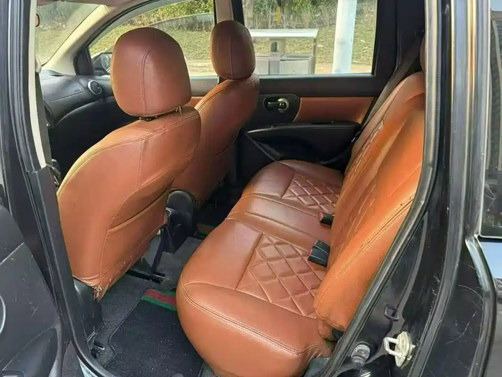 Photo 4 - Nissan Livina