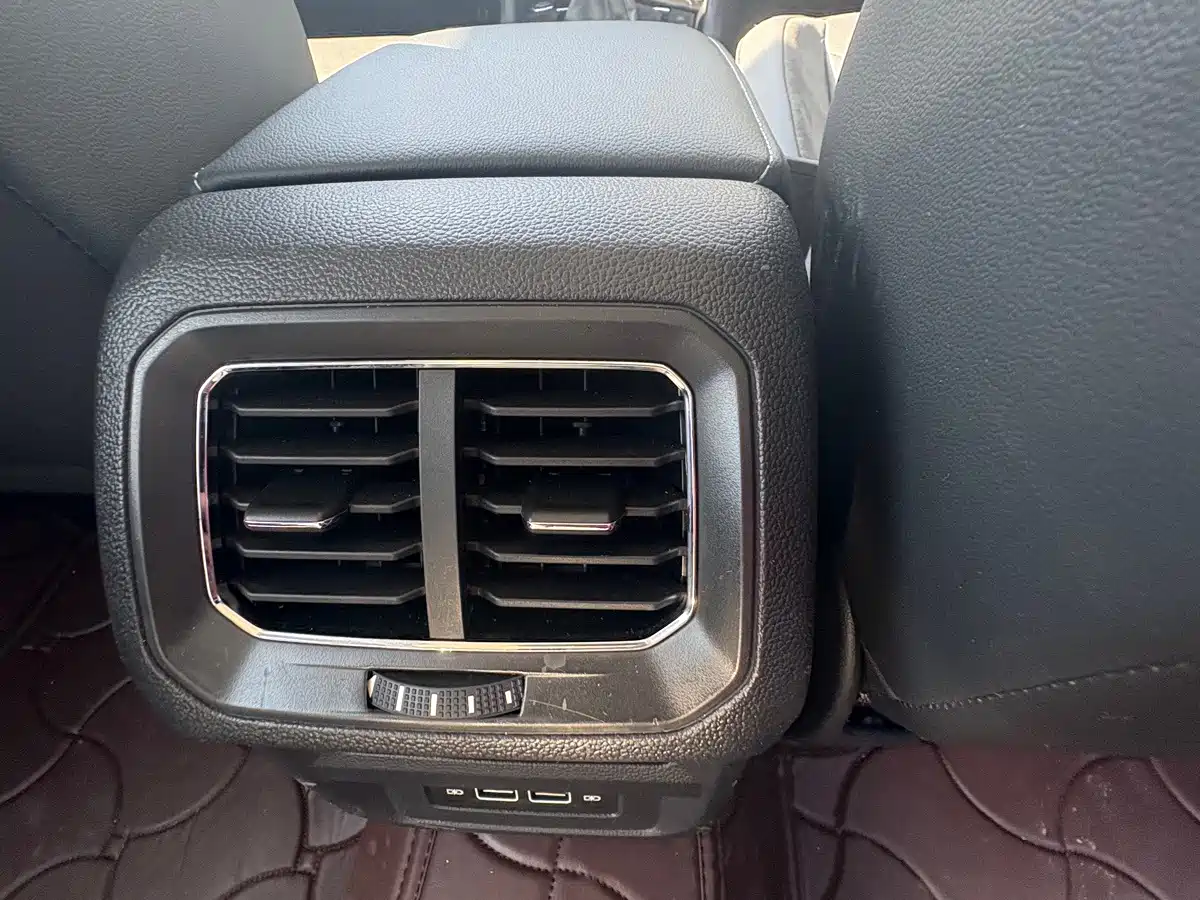 Photo 12 - Volkswagen Tiguan L