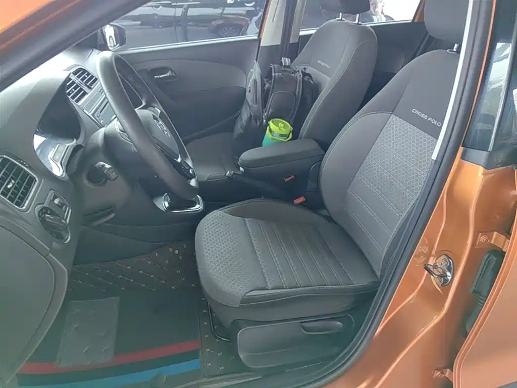 Volkswagen Polo 2016 1.6L Cross Polo Automatic фото 15