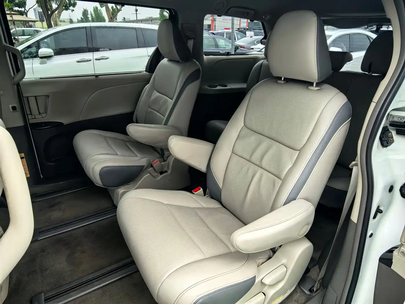 Toyota Sienna 2015 3.5L 4WD L фото 28