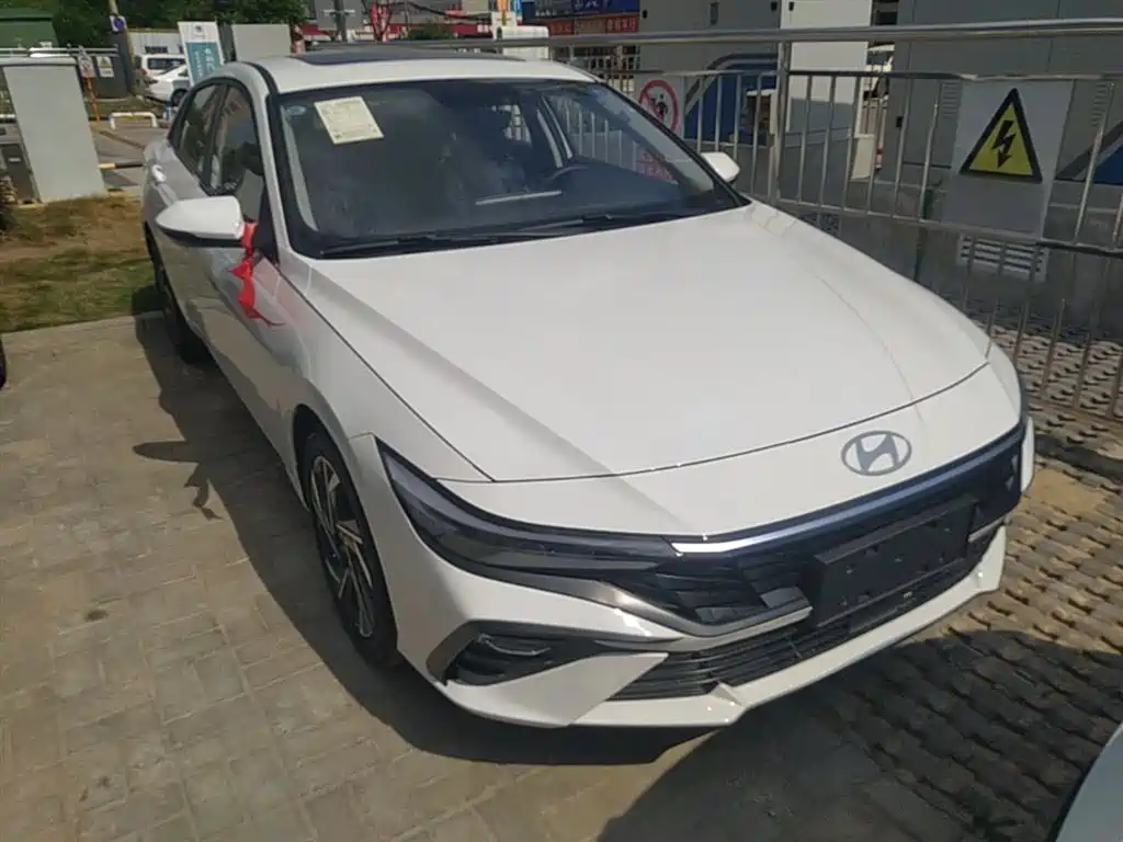 Hyundai Elantra 2023 1.5L CVT GLX Elite Edition фото 4