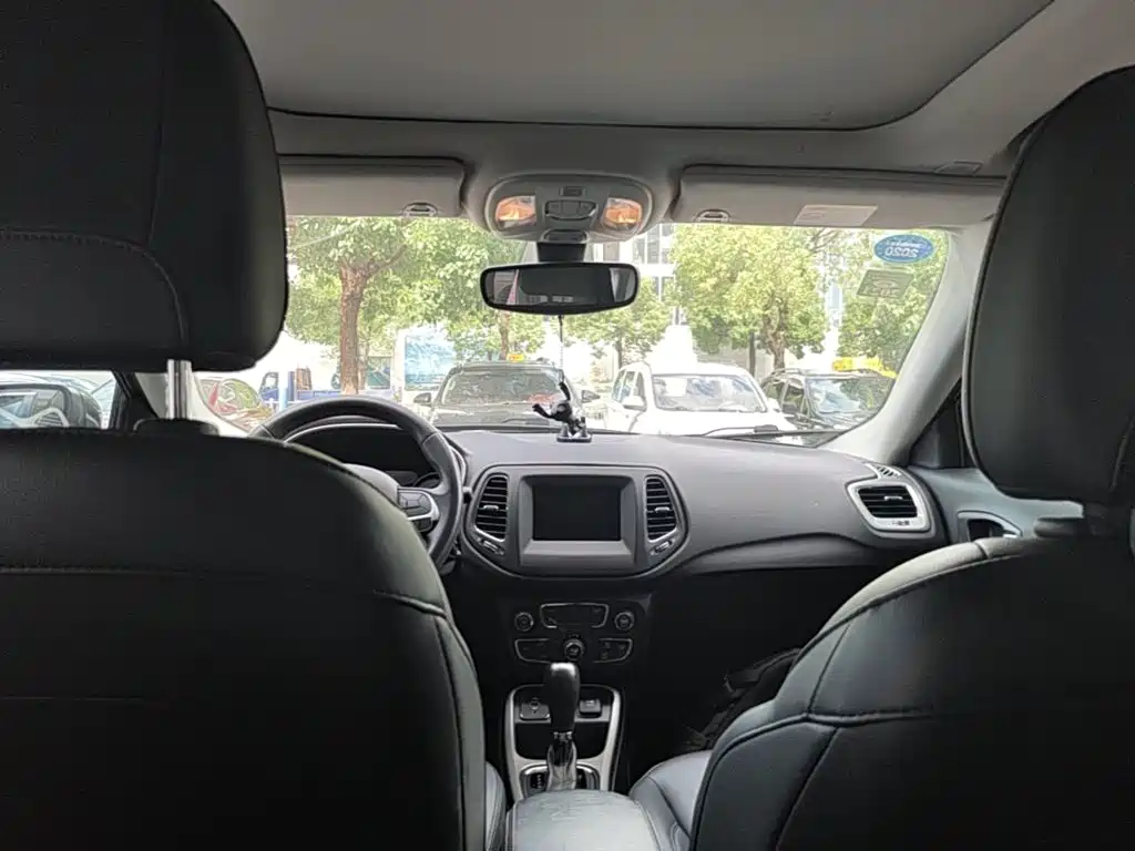 Фото 18 - Jeep Compass