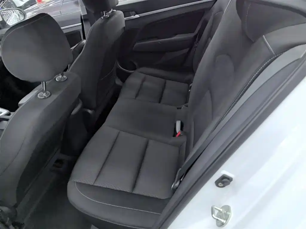 Hyundai Elantra 2016 Model 1.6L Automatic Smart Elite фото 17