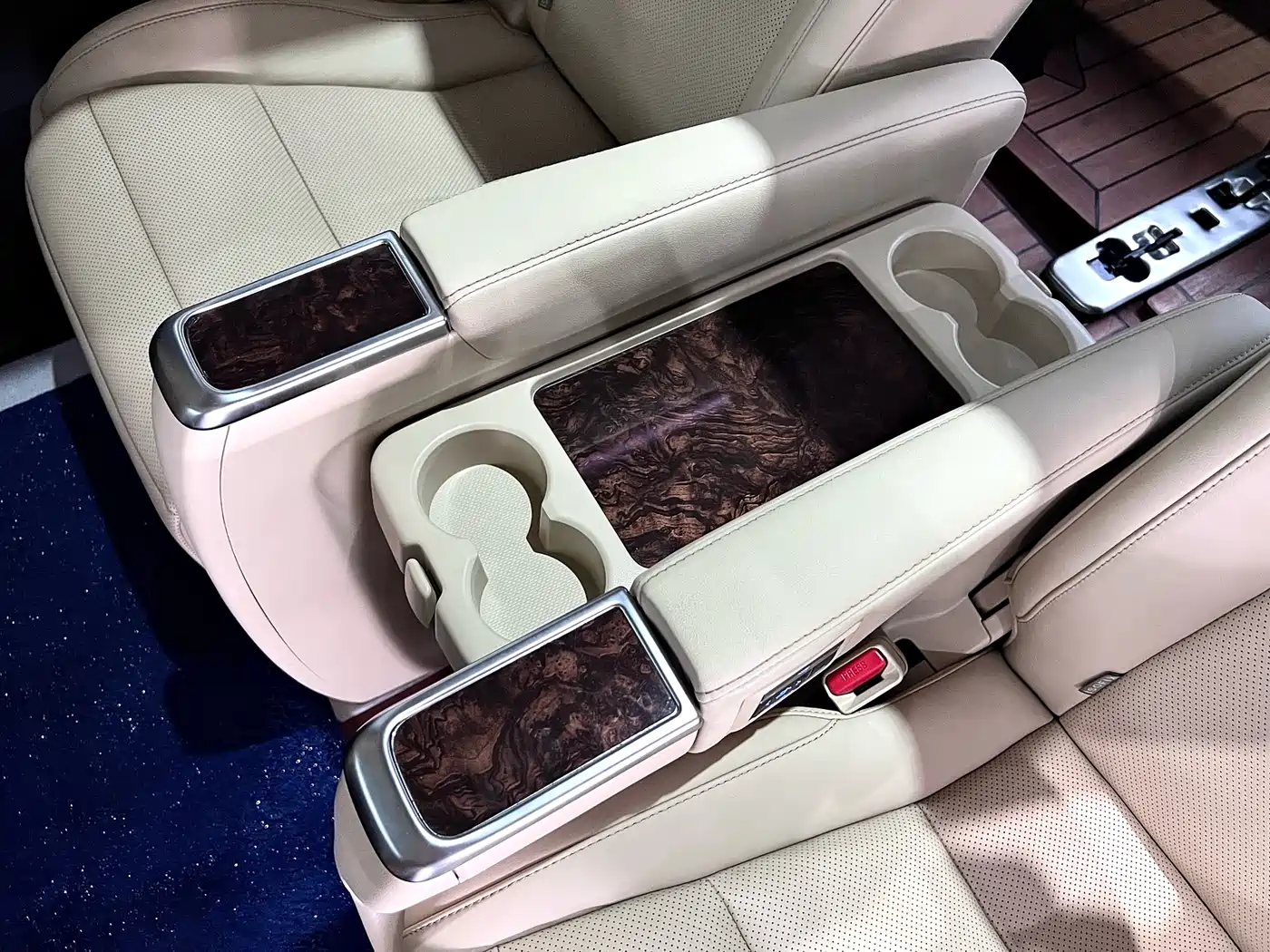 Toyota Alphard 2021 Hybrid 2.5L Luxury фото 36