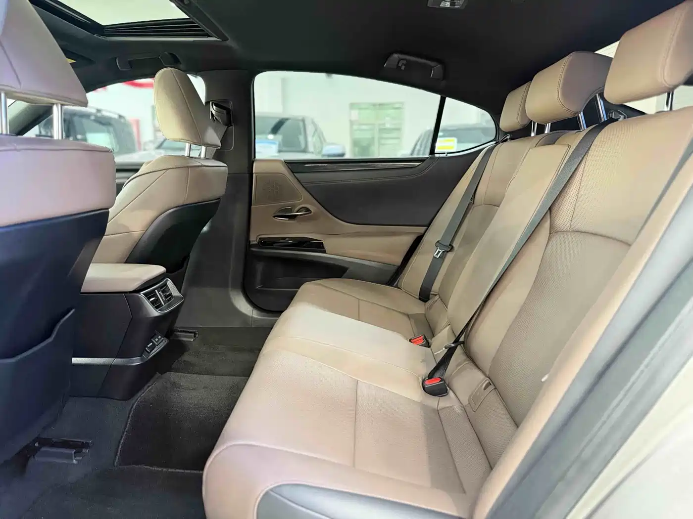 Lexus ES 2022 200 Excellence Edition фото 6