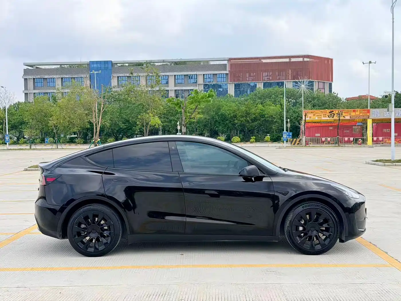TESLA MODEL Y