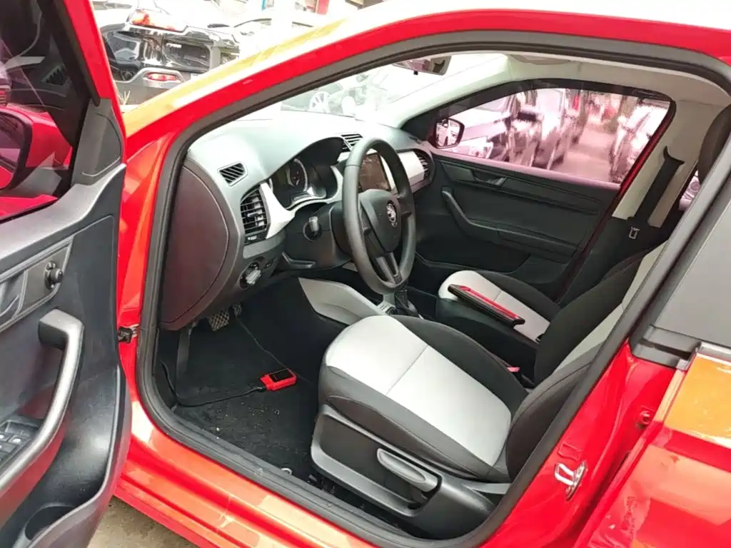 Škoda Fabia 2018 2017 1.4L Auto Car Enjoy Edition