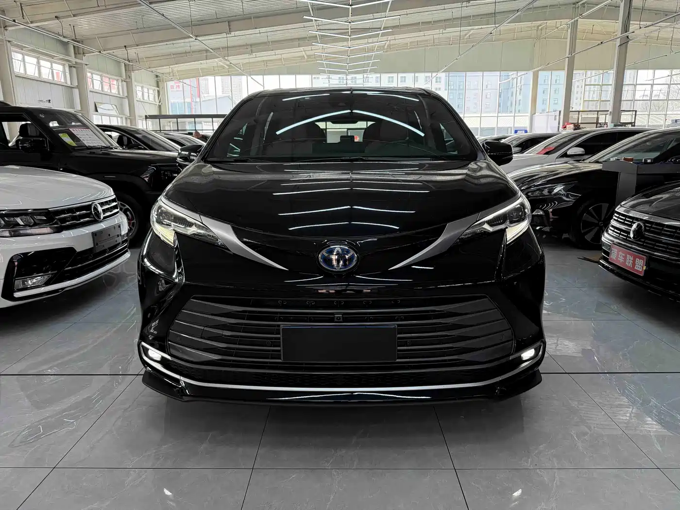 Toyota Sienna 2023 2.5L Hybrid Premium Edition фото 2