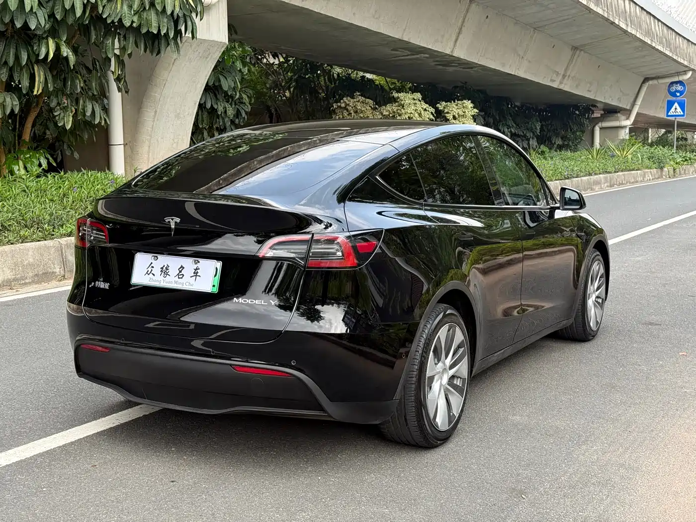 TESLA MODEL Y