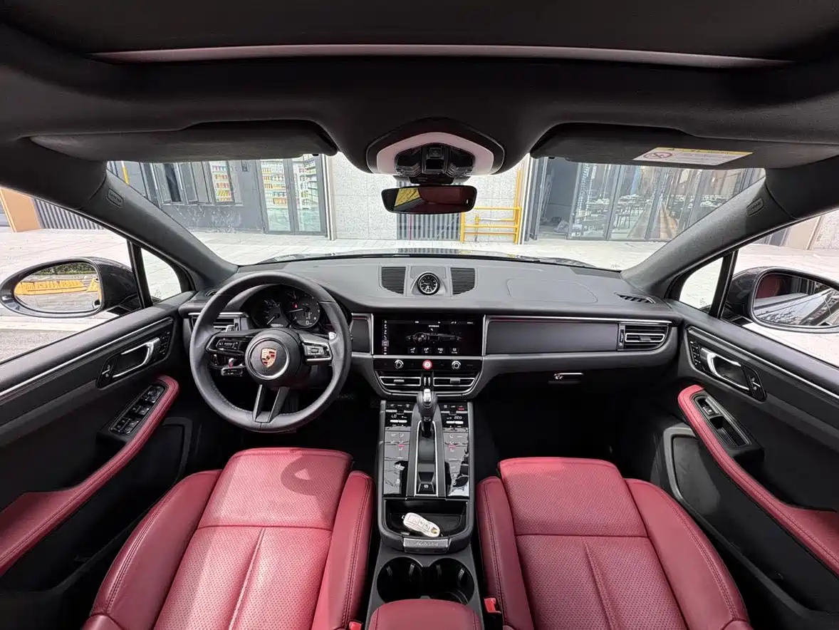 PORSCHE MACAN