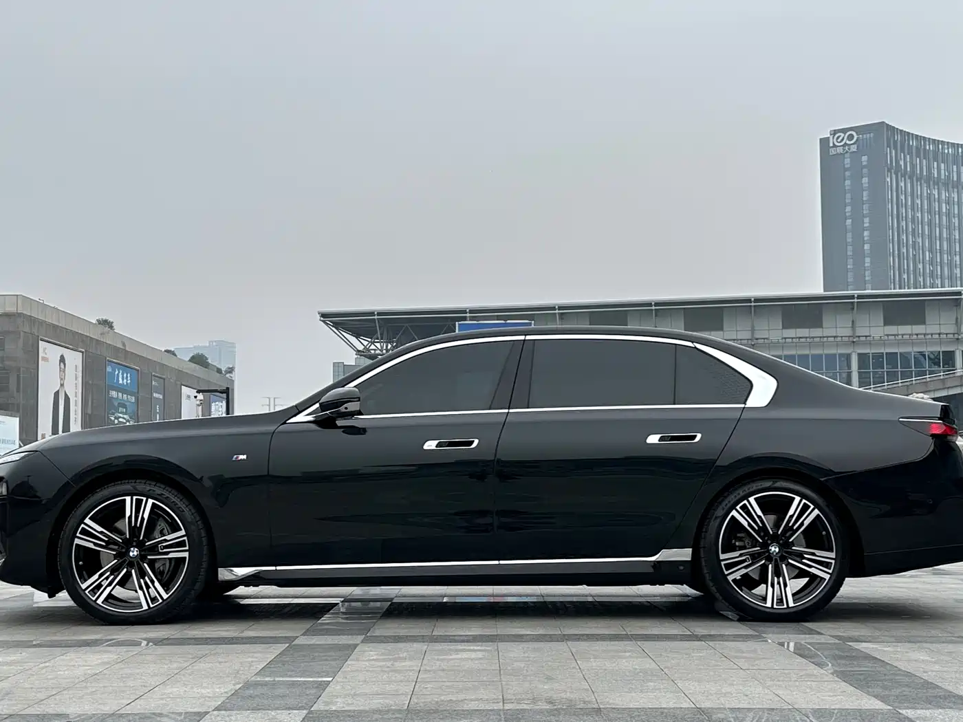 BMW 7 Series 2023 Facelift 740Li Exclusive M Sport Package фото 42