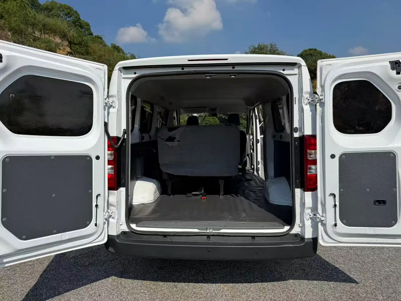 Wuling Motors Wuling Yangguang 2026 2026 Model 330km Passenger Van Comfort Version